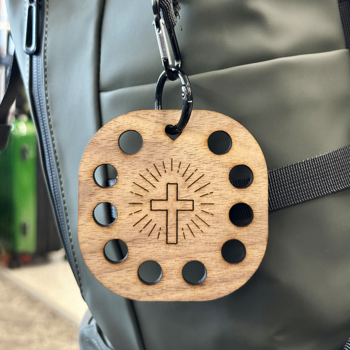 El Holy Charm es más que un accesorio: es un denario portátil para rezar y proteger tu camino. Descubre la nueva colección con diseños únicos